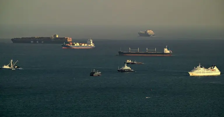 হরমুজ প্রণালিতে জাহাজ ও তেলবাহী ট্যাংকার